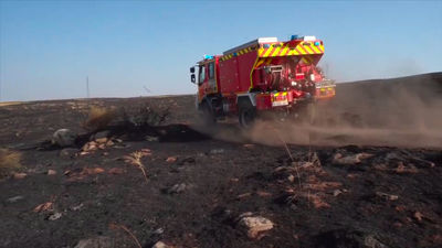 Refuerzos de Madrid trabajan para acabar con el fuego en Herradón de Pinares