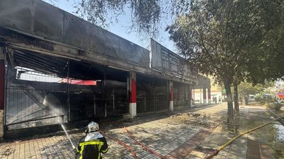 Los bomberos sofocan un incendio de pastos en Humanes junto a una nave de almacenaje