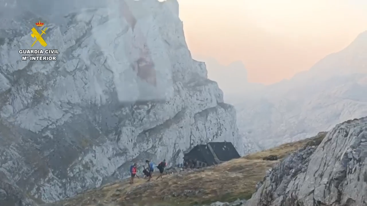 Los incendios obligan a desalojar a unas 120 personas  en los Picos de Europa