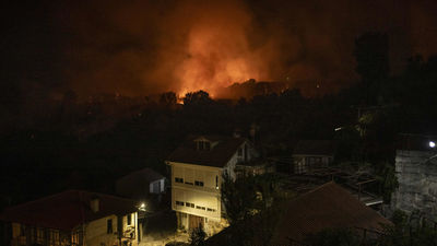 Miles de evacuados en Galicia y Castilla y León con 39 incendios activos y el de Jarilla descontrolado
