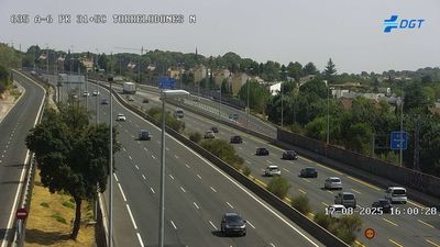 Ciculación lenta en la A-6 a la entrada de Torrelodones en plena operación retorno del puente de agosto