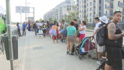 Colas kilométricas en Cuatro Vientos para coger el autobús dirección al pantano de San Juan