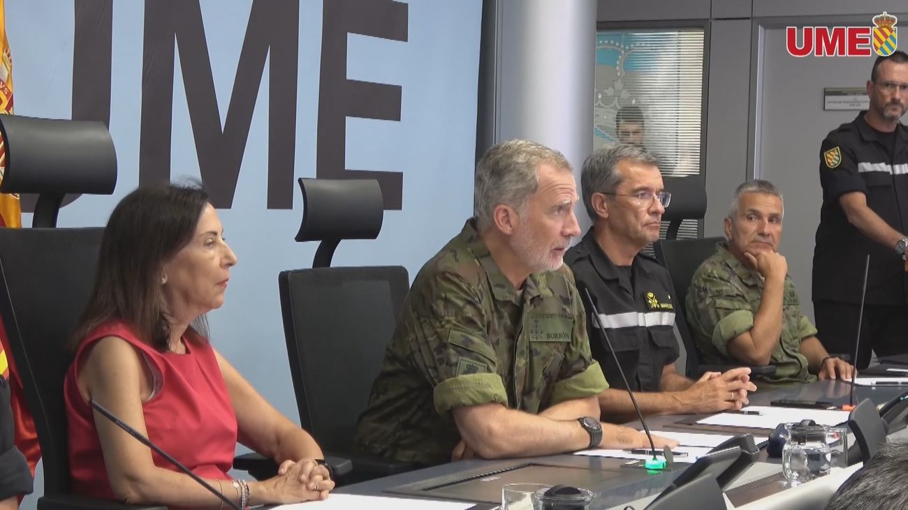 El Rey visita el Cuartel General de la UME en Torrejón de Ardoz para conocer la situación de los incendios