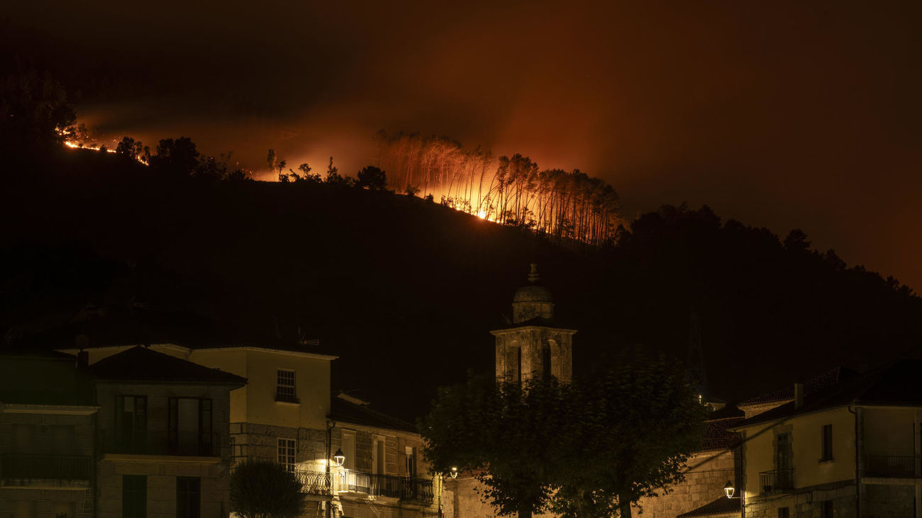 Vista desde Ribadavia (Ourense) del incendio que se inició en la localidad orensana de Carballeda de Avia