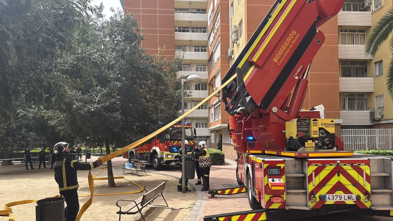 Cuatro intoxicados por humo en el incendio de un edificio de viviendas en Fuenlabrada