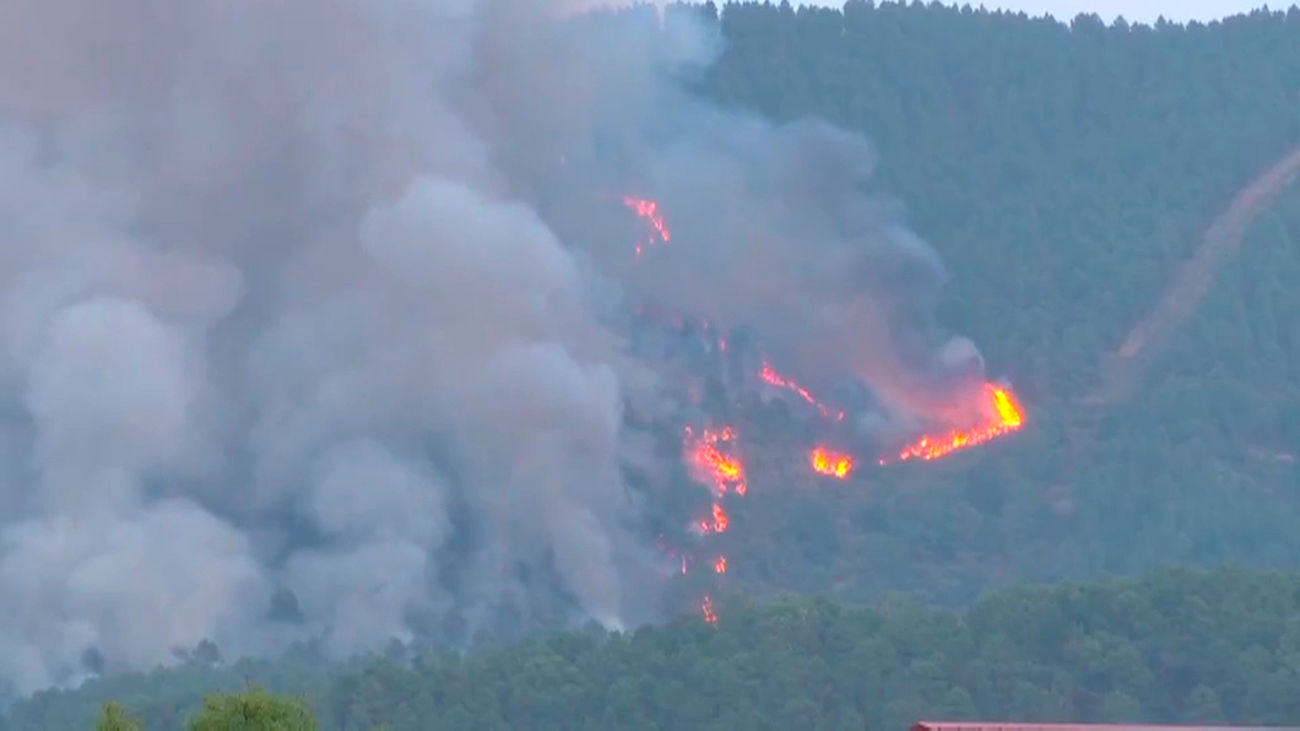 El 9% de la superficie de Ourense se encuentra calcinada mientras se mantienen activos 10 incendios