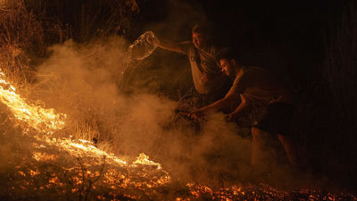 La agónica y desesperada lucha de los vecinos contra los incendios que arrasan España, en imágenes
