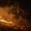 La agónica y desesperada lucha de los vecinos contra los incendios que arrasan España, en imágenes