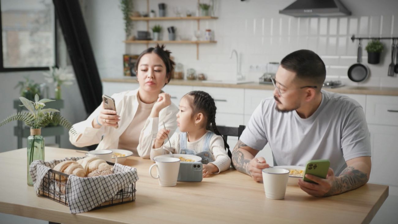 Comer con el móvil: "No escuchamos bien al cuerpo"
