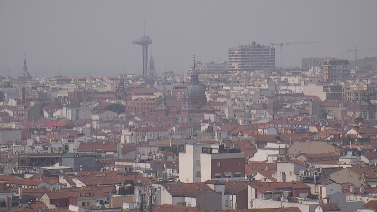 El humo de los incendios de Extremadura y Castilla y León se nota en Madrid