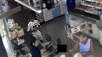 Detenido un violento atracador en Santa Pola, Alicante: apuntó con un arma a la cajera al ir a pagar un salchichón