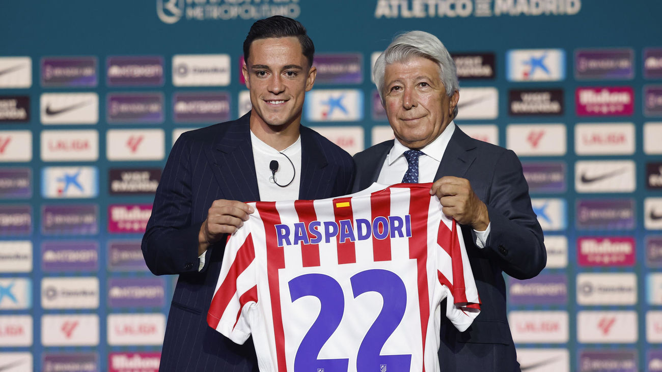 Raspadori y Cerezo durante su presentación en el Atlético de Madrid