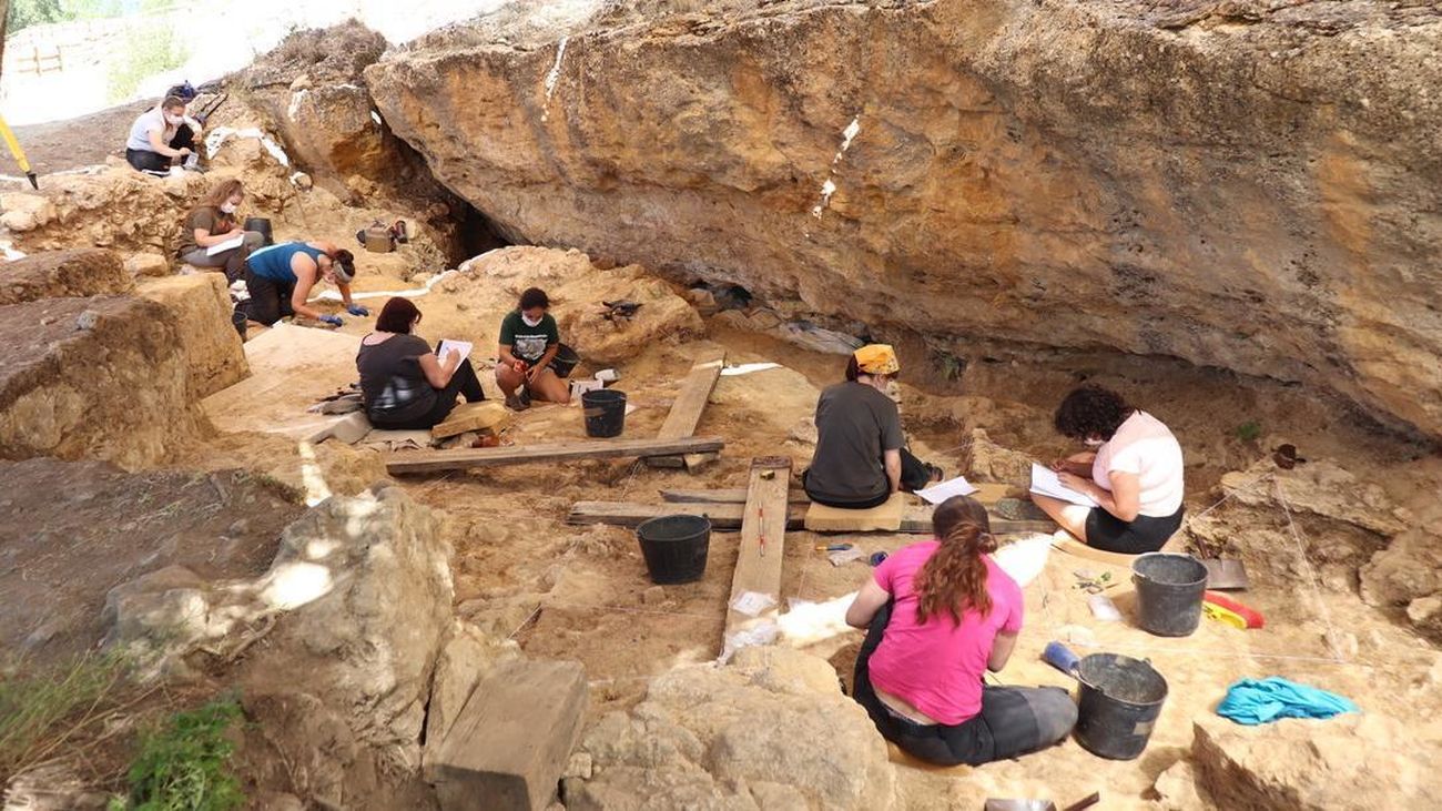 Descubren un nuevo yacimiento arqueológico en el Valle de los Neandertales, en Pinilla del Valle