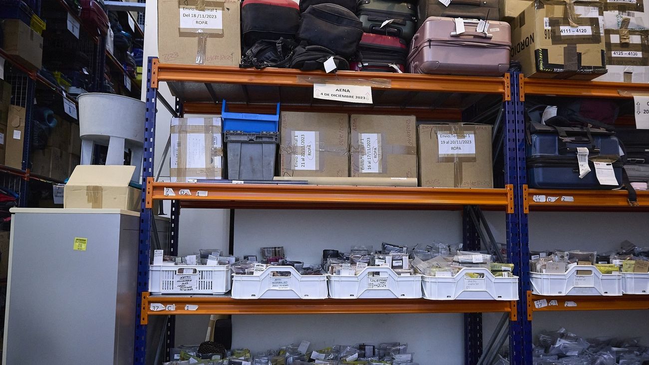 Drones, un acordeón y 88.000 euros en metálico: los insólitos hallazgos de la Oficina de Objetos Perdidos de Madrid