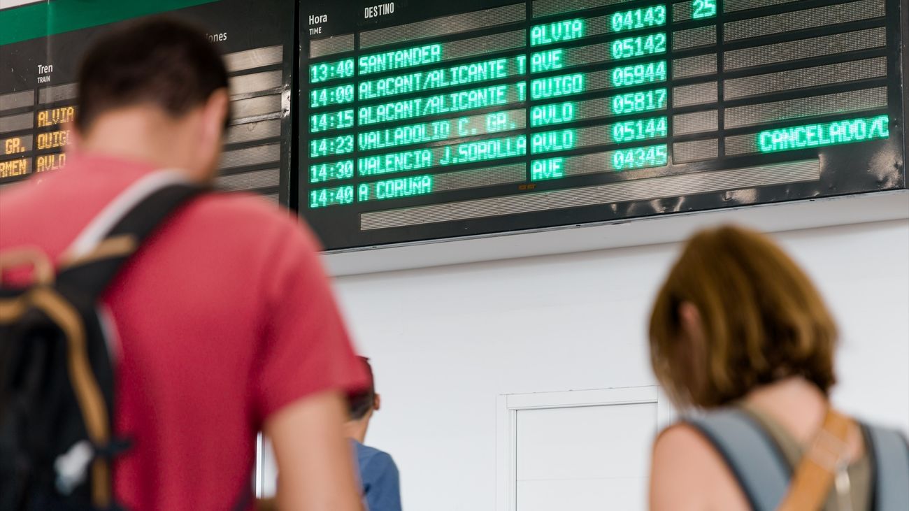 Personas esperan la salida de su tren en la estación de Chamartin