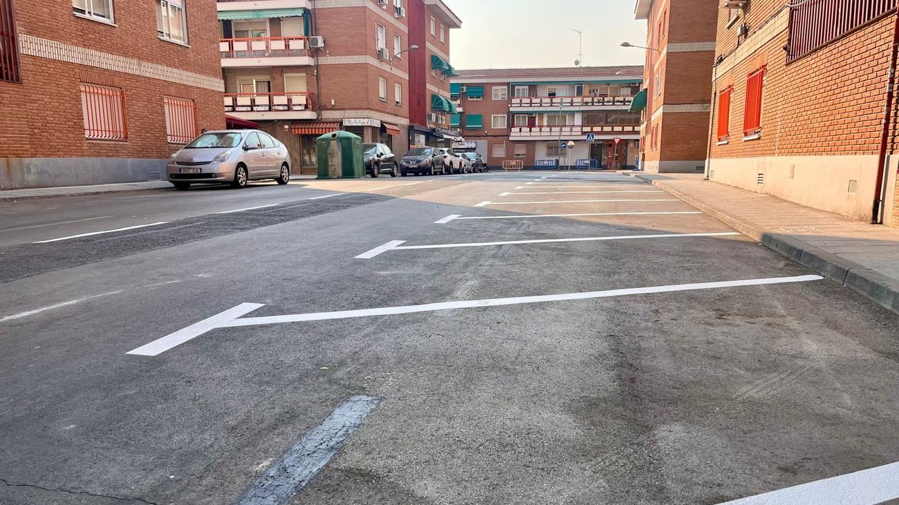 Aparcamientos en una calle de Pinto