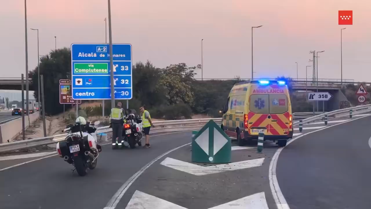Muere un motorista en Alcalá de Henares tras salirse de la A-2 y chocar contra un panel de señalización