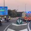 Muere un motorista en Alcalá de Henares tras salirse de la A-2 y chocar contra un panel de señalización