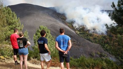 Los incendios en Galicia dan un leve respiro: siguen activos, pero las hectáreas quemadas no aumentan