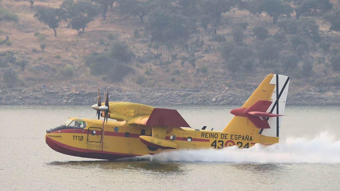 Se contiene el avance del incendio de Jarilla, en Cáceres, pero el viento complica su extinción