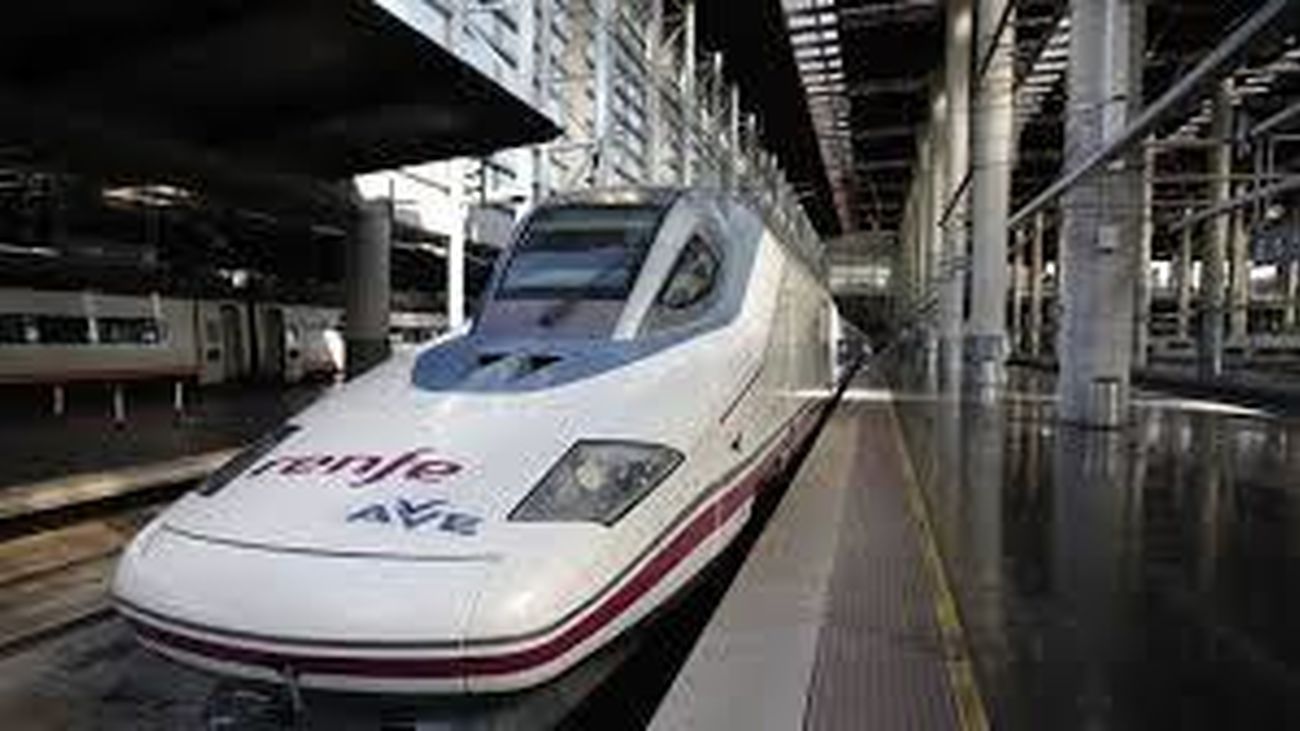 Adif restablece el servicio habitual de la Alta Velocidad Madrid - Barcelona tras el incendio del tren del 12 de octubre