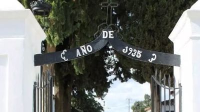 Encuentran un ataúd usado en un contenedor de basura en Castilblanco, Sevilla