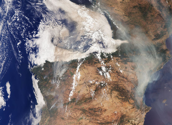 Imagen tomada el 17 de agosto por la misión Copernicus Sentinel-3 ofrece una amplia vista de Francia, España y Portugal dominada por el humo que se eleva de los incendios en la parte norte de la península ibérica / EFE