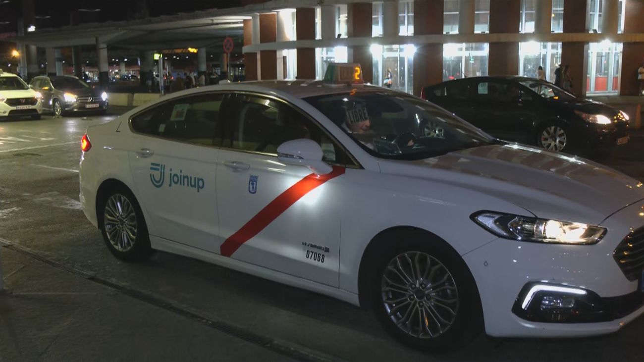 Recorremos las calles de Madrid a bordo de un taxi