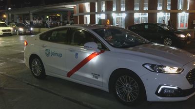 Recorremos las calles de Madrid a bordo de un taxi