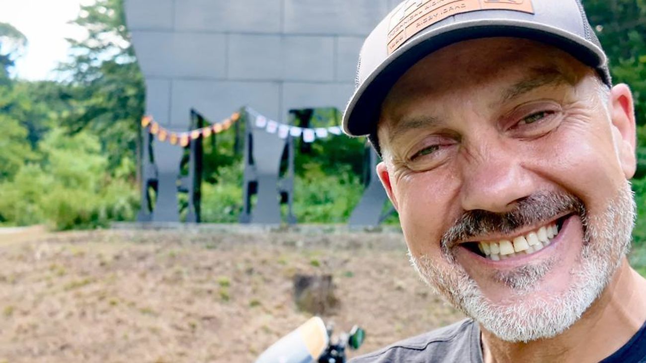 Julio Álamo, el motoviajero que ha alcanzado todos los Toros Osborne de mundo