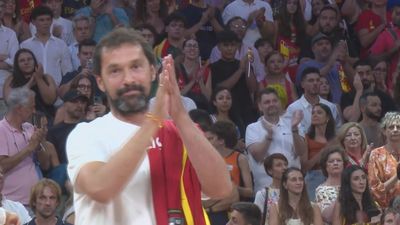 Sergio Llull, homenajeado ante la afición madrileña: "Ha sido un orgullo y un privilegio vestir la camiseta de la selección"