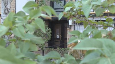 Alerta de la Policía a los vecinos de Latina por las marcas que dejan los ladrones en las puertas de los pisos