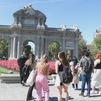 Turistas en la Puerta de Alcalá en verano