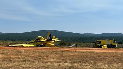 Un hidroavión antiincendios aterriza de emergencia en Zamora