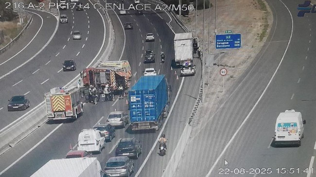 Una colisión de dos vehículos deja dos heridos leves en la A2, a la altura de San Fernando