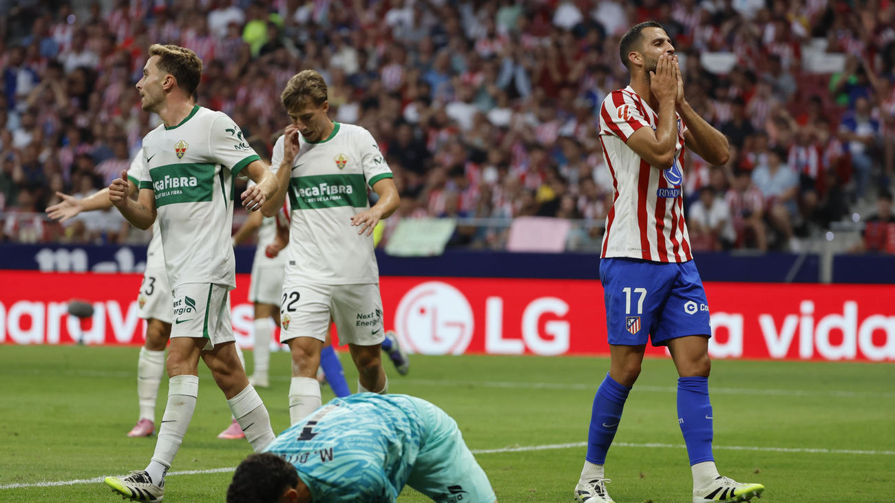 El portero del Elche Matías Dituro detiene un balón ante David Hancko