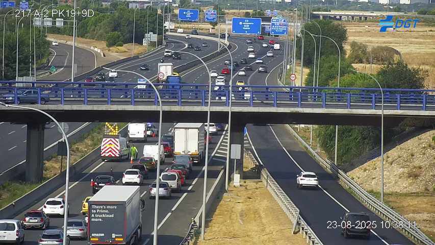 Retenciones en la entrada a Madrid por la A-2 tras un accidente en Torrejón de Ardoz