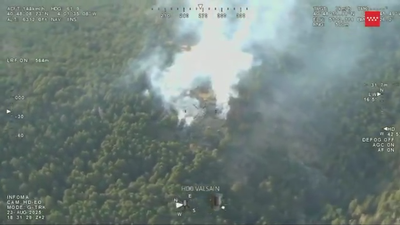 Efectivos de la Comunidad de Madrid ayudan a extinguir un incendio forestal en Valsaín, Segovia