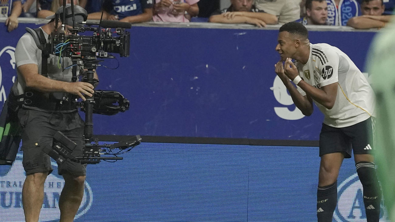 Mbappé celebra ante la cámara uno de sus goles al Oviedo