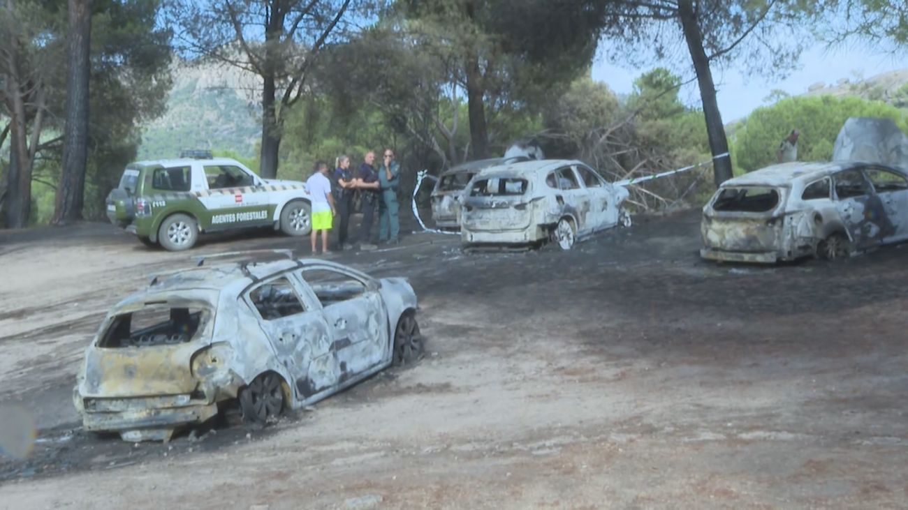 Un incendio quema ocho coches en un aparcamiento junto al pantano de San Juan