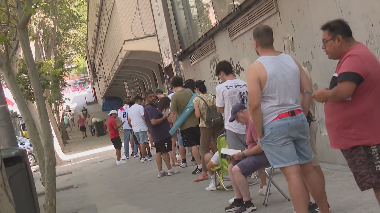 Decenas de aficionados hacen cola en Vallecas para ver al Rayo en el partido de vuelta de la Conference