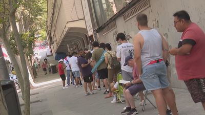 Decenas de aficionados hacen cola en Vallecas para ver al Rayo en el partido de vuelta de la Conference
