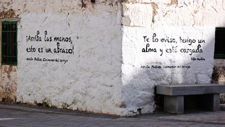 Poesía en una fachada de Colmenar de Arroyo / COMUNIDAD DE MADRID