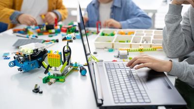 La Comunidad de Madrid entrega 13.500 kits de robótica en 2.000 colegios e institutos de la región