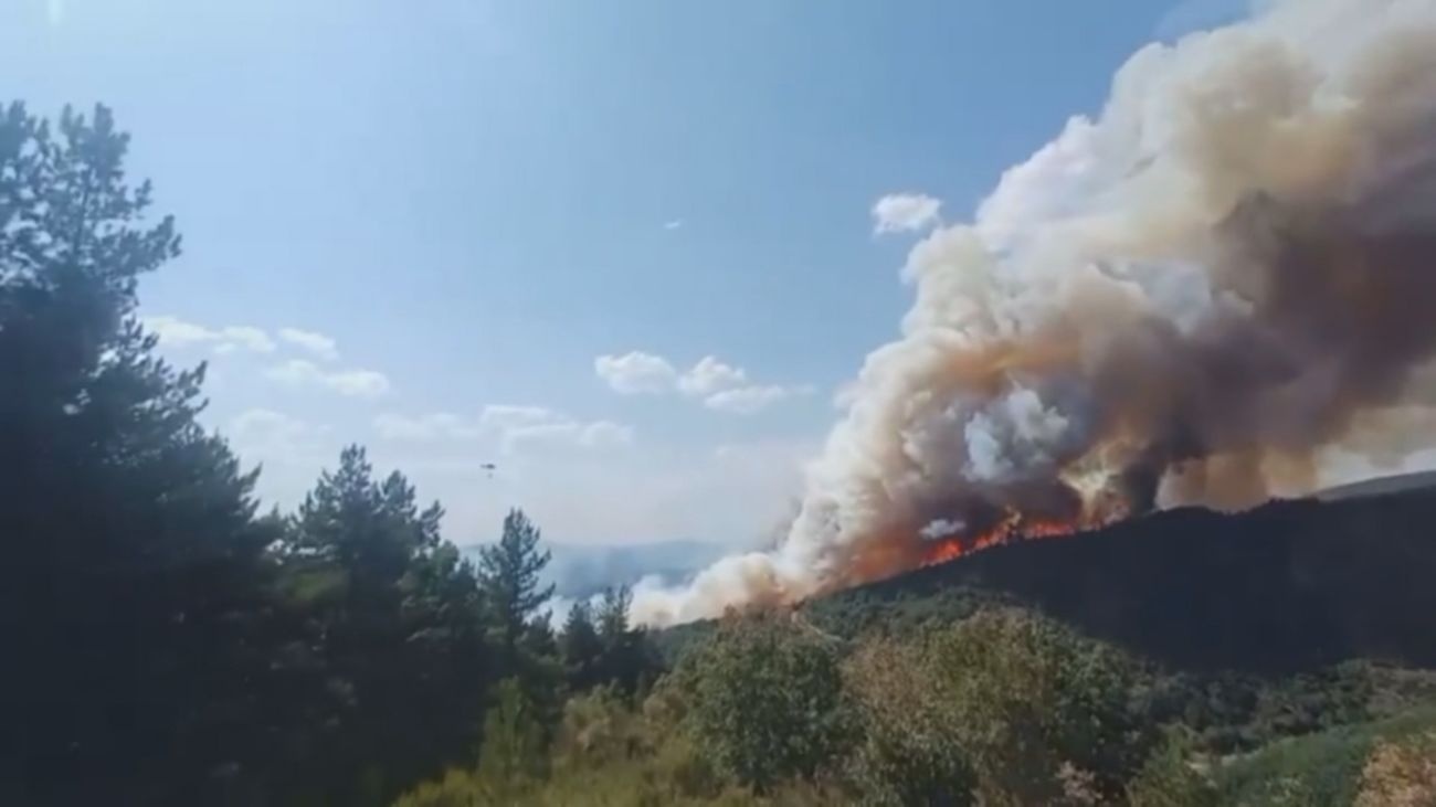 Nuevos incendios y reactivaciones  obligan a desalojar ocho poblaciones en León