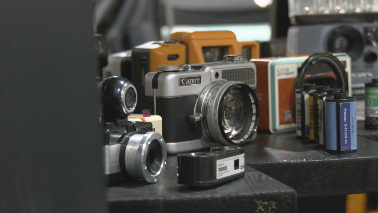 La juventud abraza la magia de la fotografía analógica en plena era digital