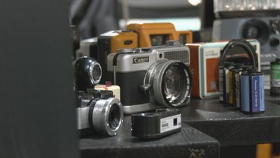 La juventud abraza la magia de la fotografía analógica en plena era digital