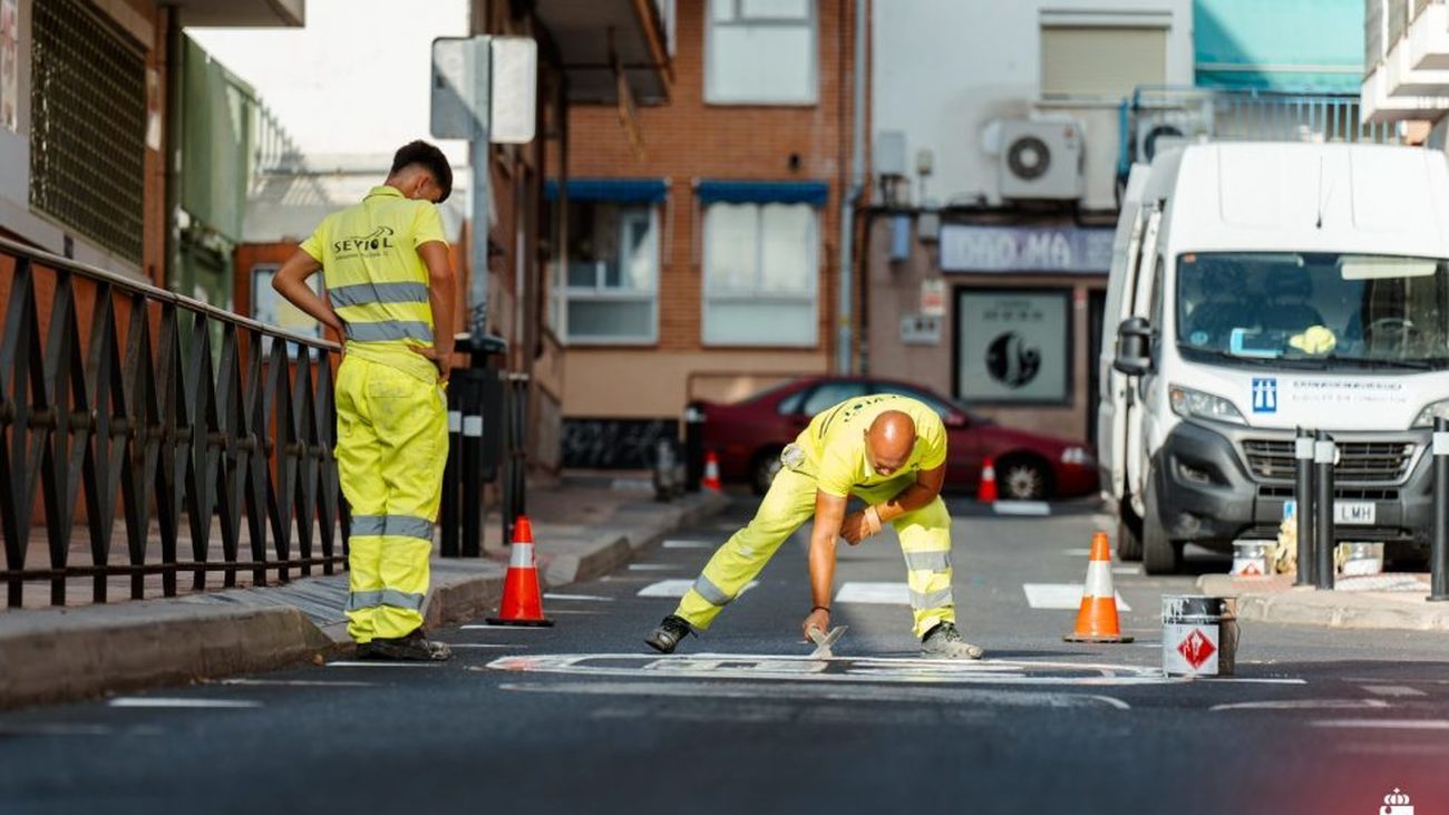 Operarios trabajan sobre un paso de peatones en San Fernando de Henares