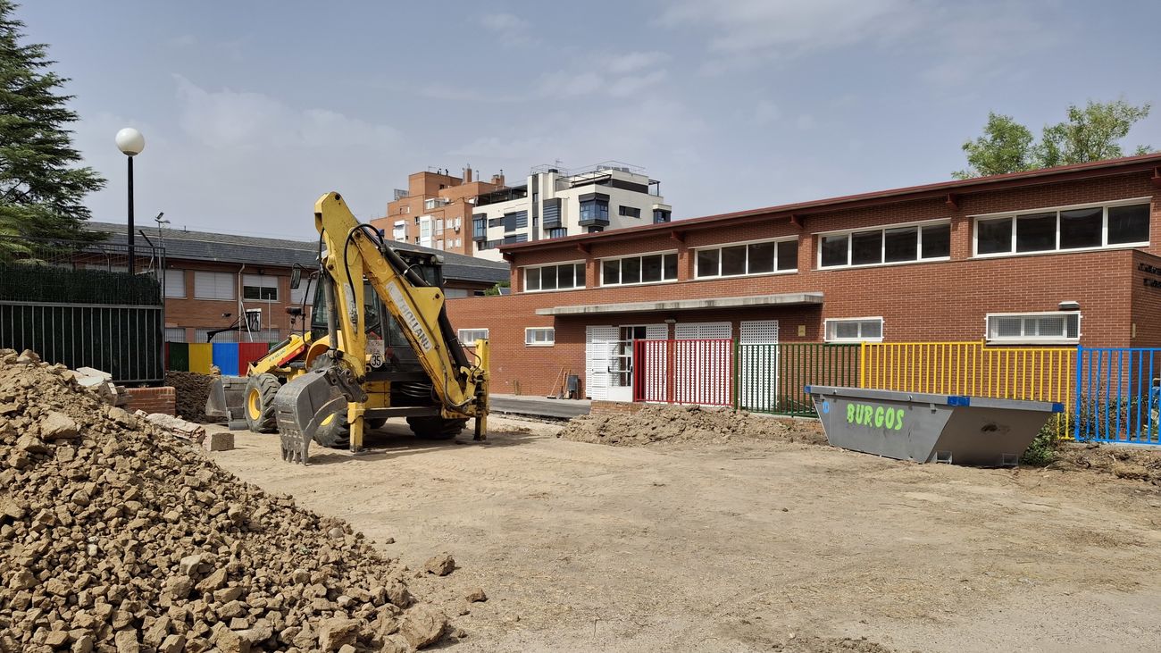 Un colegio de Campamento podría quedarse sin zonas de sombra por las obras en una parcela aledaña