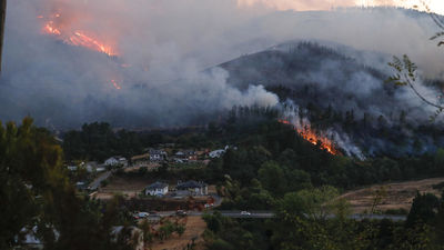 Un nuevo fuego violento en Galicia, esta vez en A Pobra do Brollón (Lugo)